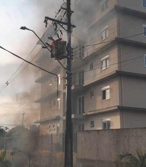 Avô e neto de 3 anos são atingidos pelo fogo após a explosão de um transformador