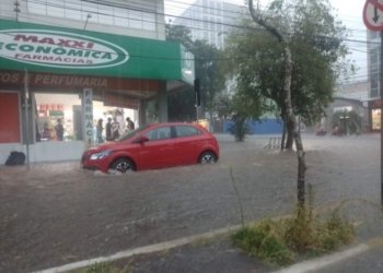 Fortes chuvas na tarde de hoje, 15, alagaram principais vias da cidade 6 Fortes chuvas na tarde de hoje, 15, alagaram principais vias da cidade