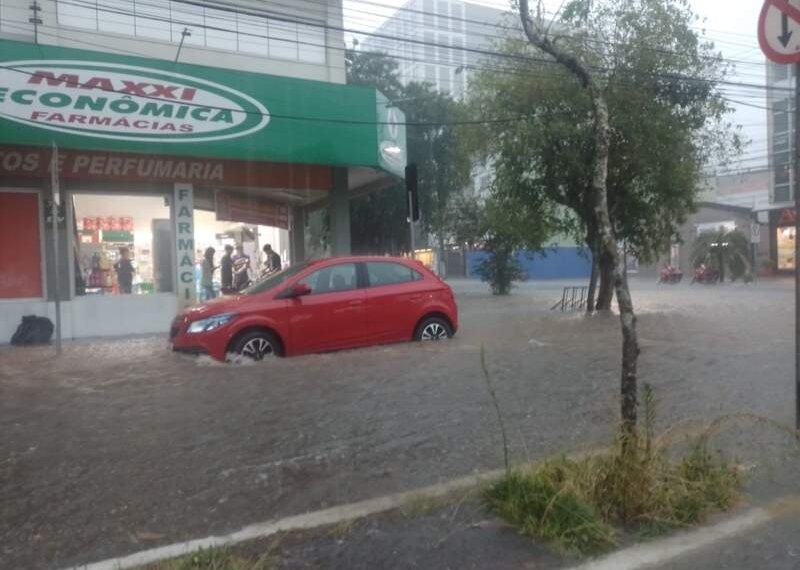 Fortes chuvas na tarde de hoje, 15, alagaram principais vias da cidade