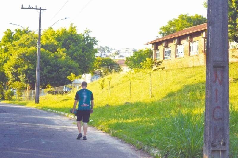 Falta de passeio público na Av. Kennedy preocupa comunidade 1 Falta de passeio público na Av. Kennedy preocupa comunidade
