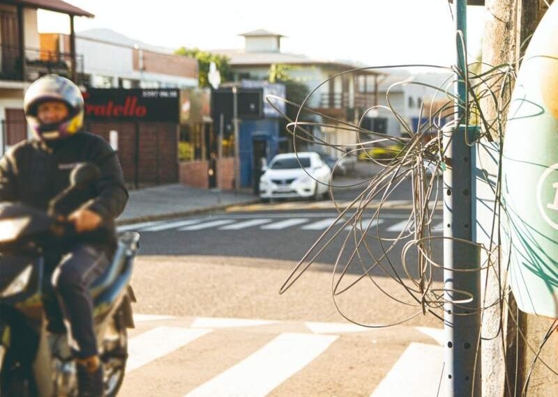 Fios soltos ferem motociclista em avenida movimentada 1 Fios soltos ferem motociclista em avenida movimentada