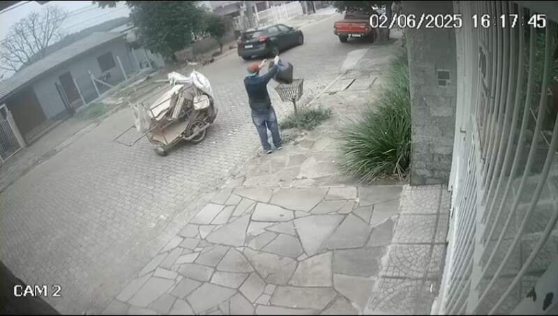 Câmeras flagram gesto de cidadania de reciclador no bairro Imigrante Norte 1 Câmeras flagram gesto de cidadania de reciclador no bairro Imigrante Norte