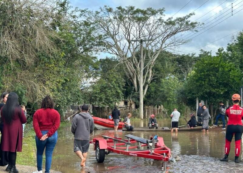 Bombeiros iniciam resgate de homem preso em árvore no bairro Porto Blos 1 Bombeiros iniciam resgate de homem preso em árvore no bairro Porto Blos