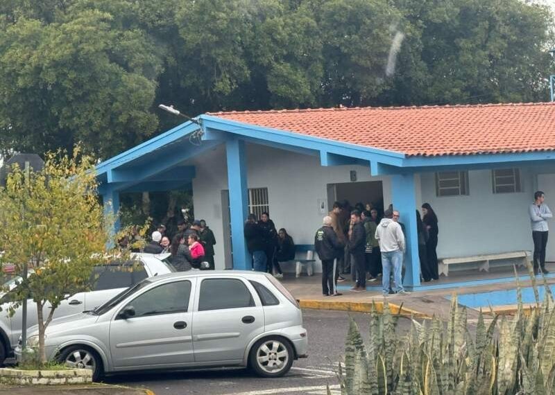 Famílias enfrentam demora na liberação de corpos de jovens vítimas de acidente