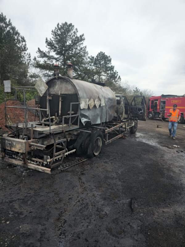 Bombeiros controlam incêndio em caminhão de piche na RS-239 2 WhatsApp Image 2025 08 26 at 16.46.21