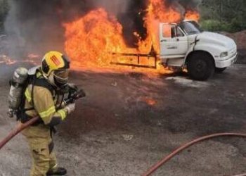 Bombeiros controlam incêndio em caminhão de piche na RS-239