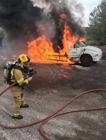 Bombeiros controlam incêndio em caminhão de piche na RS-239 6 WhatsApp Image 2025 08 26 at 16.46.22 1 e1756239885881