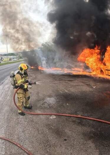 Bombeiros controlam incêndio em caminhão de piche na RS-239 5 WhatsApp Image 2025 08 26 at 16.46.22 e1756239905140