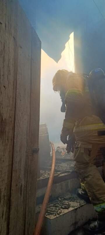 Bombeiros controlam incêndio em residência no bairro Operária 6 WhatsApp Image 2025 08 28 at 12.34.39 1
