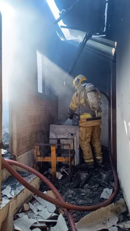 Bombeiros controlam incêndio em residência no bairro Operária 7 WhatsApp Image 2025 08 28 at 12.34.39