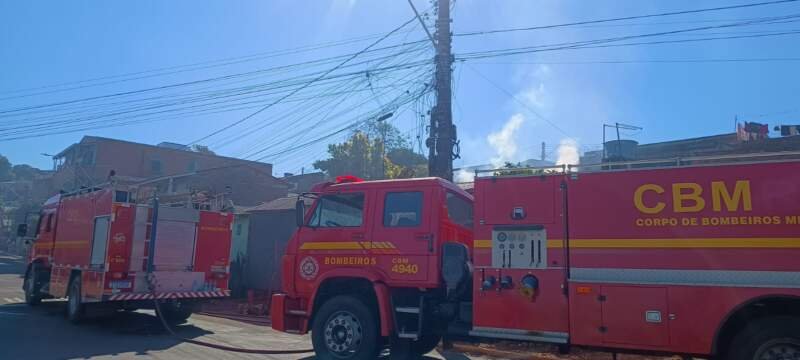 Bombeiros controlam incêndio em residência no bairro Operária 5 WhatsApp Image 2025 08 28 at 12.34.40
