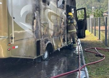 Motorhome pega fogo em estacionamento às margens da RS-239, em Campo Bom