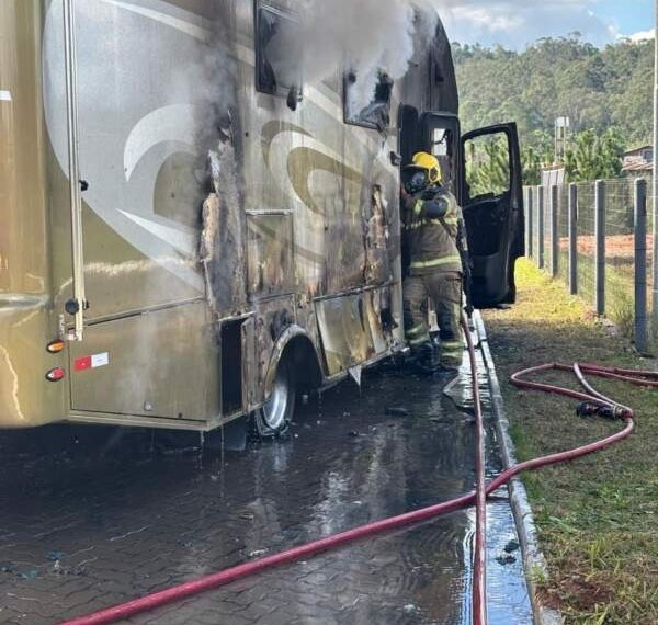 Motorhome pega fogo em estacionamento às margens da RS-239, em Campo Bom 1 Motorhome pega fogo em estacionamento às margens da RS-239, em Campo Bom