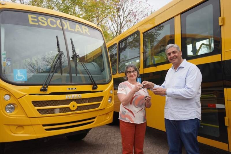Educação de Campo Bom recebe dois novos ônibus escolares