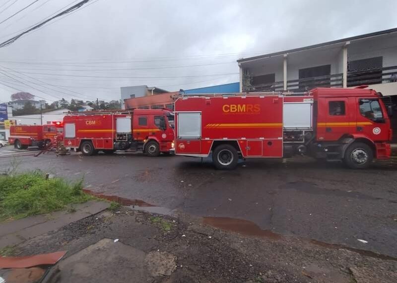 Bombeiros de Campo Bom reforçam combate a incêndio em empresa de Novo Hamburgo