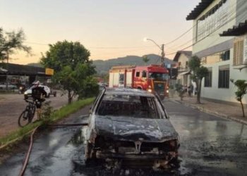 Corpo de Bombeiros controla incêndio em veículo na Av. São Leopoldo 4 Corpo de Bombeiros controla incêndio em veículo na Av. São Leopoldo