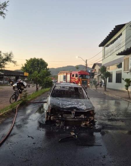 Corpo de Bombeiros controla incêndio em veículo na Av. São Leopoldo 1 Corpo de Bombeiros controla incêndio em veículo na Av. São Leopoldo