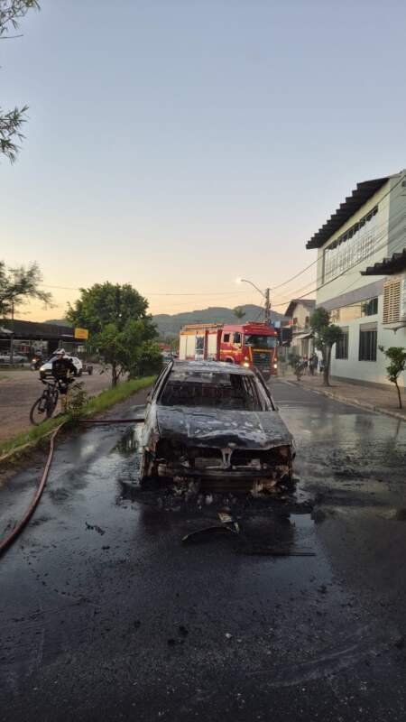Corpo de Bombeiros controla incêndio em veículo na Av. São Leopoldo 1 5445e21b f4ab 4efe a313 09ffbc23083d