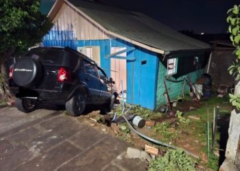 Motorista embriagado invade pátio e colide contra casa na Paulista 2 Motorista embriagado invade pátio e colide contra casa na Paulista
