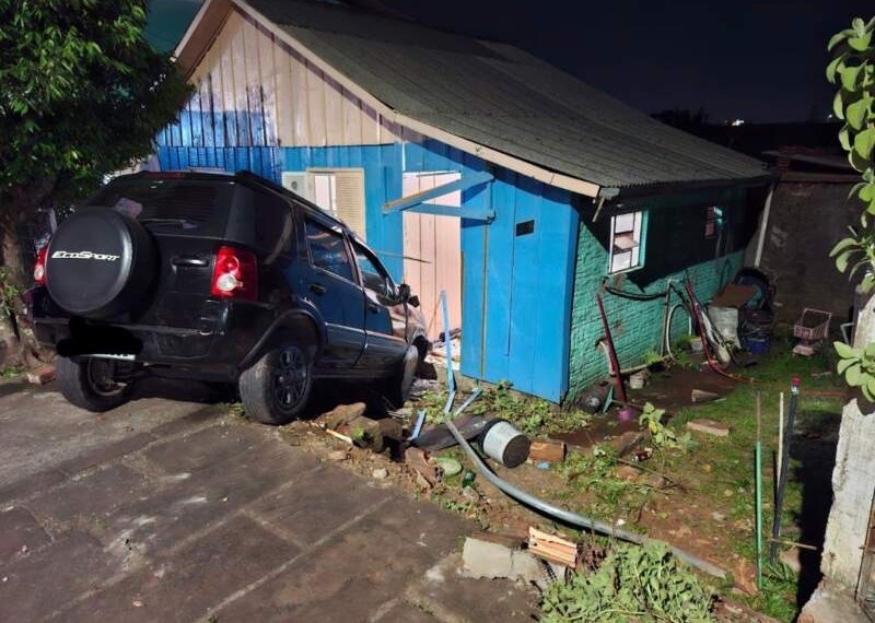 Motorista embriagado invade pátio e colide contra casa na Paulista 1 Motorista embriagado invade pátio e colide contra casa na Paulista