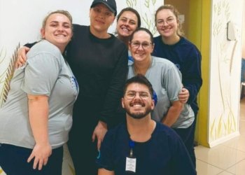 A luta de Cheila contra o câncer de mama e a importância do autoexame e diagnóstico precoce