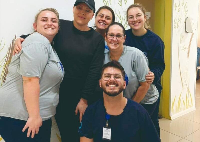 A luta de Cheila contra o câncer de mama e a importância do autoexame e diagnóstico precoce