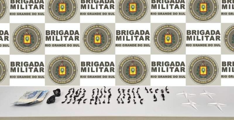 Homem é preso com crack e cocaína durante patrulhamento da Brigada Militar 1 Homem é preso com crack e cocaína durante patrulhamento da Brigada Militar