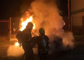 Carro pega fogo no Centro de Campo Bom durante a madrugada 6 Carro pega fogo no Centro de Campo Bom durante a madrugada