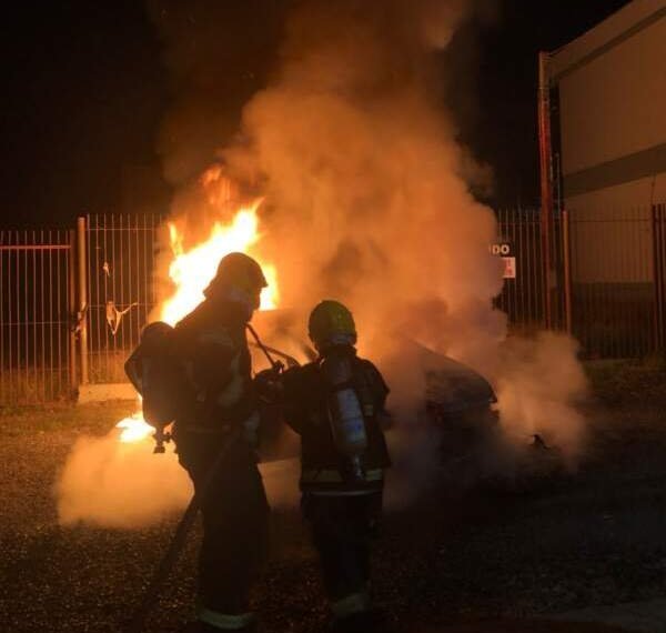 Carro pega fogo no Centro de Campo Bom durante a madrugada 1 Carro pega fogo no Centro de Campo Bom durante a madrugada