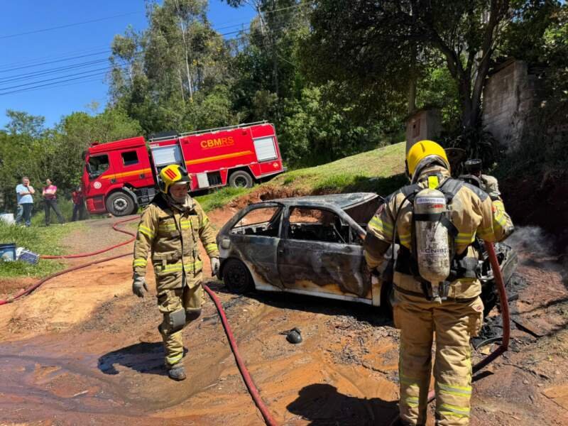 Terceiro carro pega fogo em Campo Bom nesta semana 1 WhatsApp Image 2025 10 21 at 13.55.04