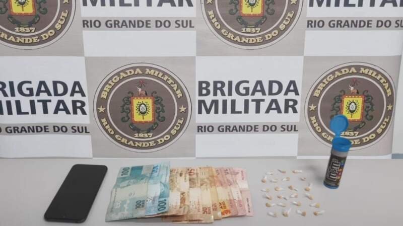 Dupla é presa por tráfico de drogas no Sempre Unidos