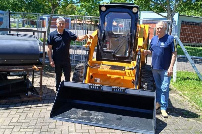 Prefeitura adquire mini carregadeira para reforçar serviços urbanos 1 Prefeitura adquire mini carregadeira para reforçar serviços urbanos