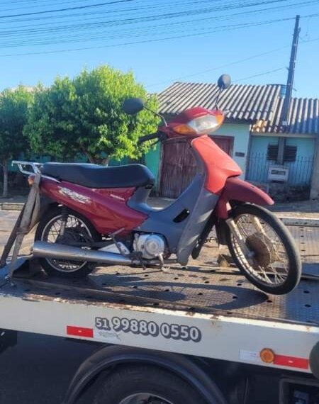 Motocicleta furtada é localizada pela Brigada Militar no bairro Morada do Sol 1 Motocicleta furtada é localizada pela Brigada Militar no bairro Morada do Sol