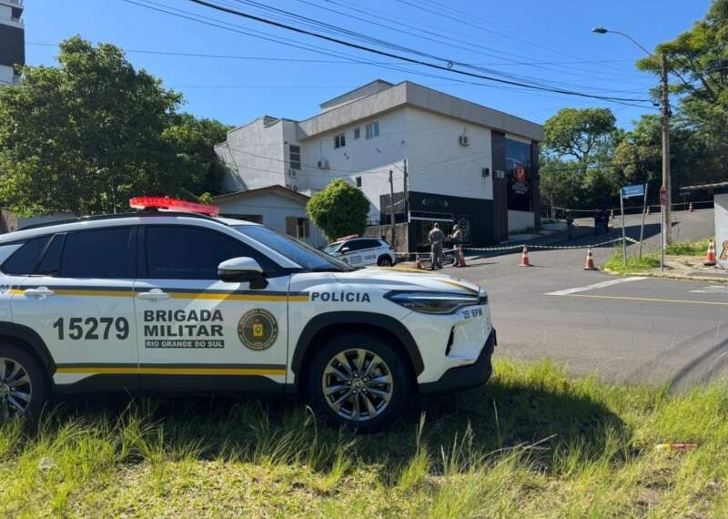 Homem sofre tentativa de homicídio em frente a academia no Centro 1 Homem sofre tentativa de homicídio em frente a academia no Centro