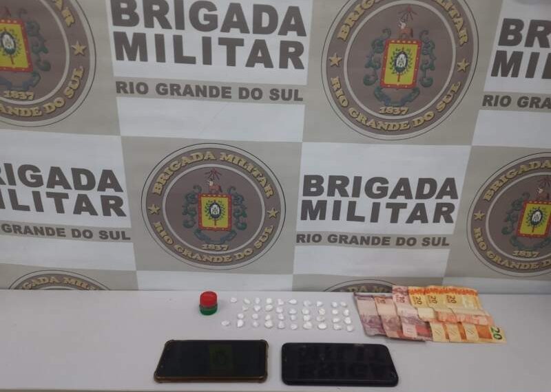 Brigada Militar prende dois homens por tráfico de drogas no bairro Operário 1 Brigada Militar prende dois homens por tráfico de drogas no bairro Operário