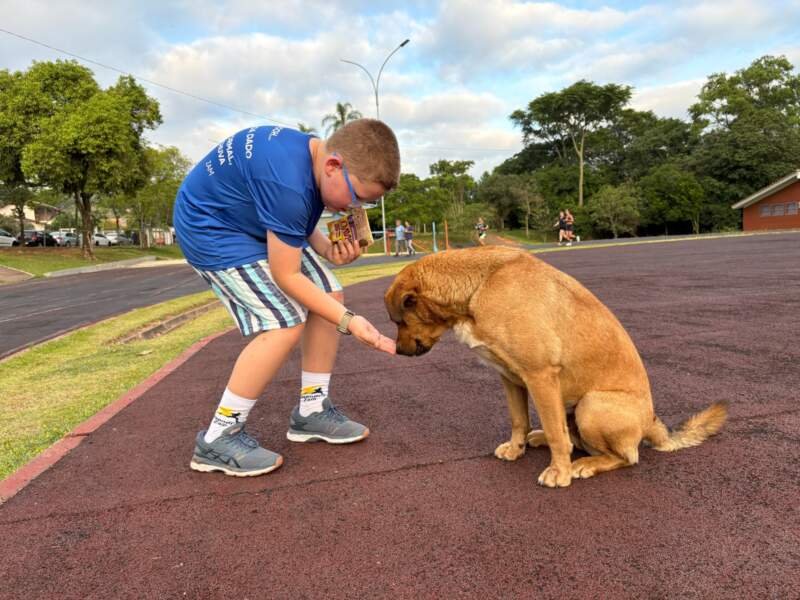 O pequeno Davi, de 9 anos, é filho de Sabrina e apaixonado por cães. Ele já iniciou seus treinos de corrida na pista, com um objetivo: conseguir percorrer 6km para poder dar a volta na ciclovia na companhia do Caramelo.