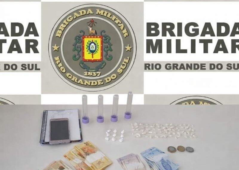 Brigada Militar apreende drogas e dinheiro durante ação em local conhecido por tráfico