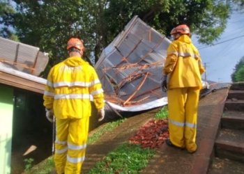 Temporal causa destelhamento de igreja em Campo Bom