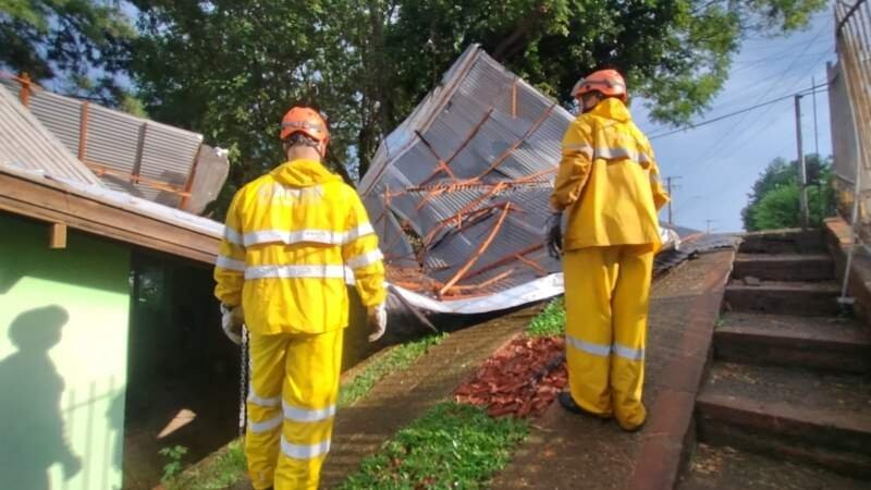 Temporal causa destelhamento de igreja em Campo Bom