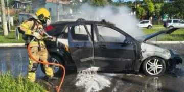 Carro pega fogo na Avenida dos Municípios