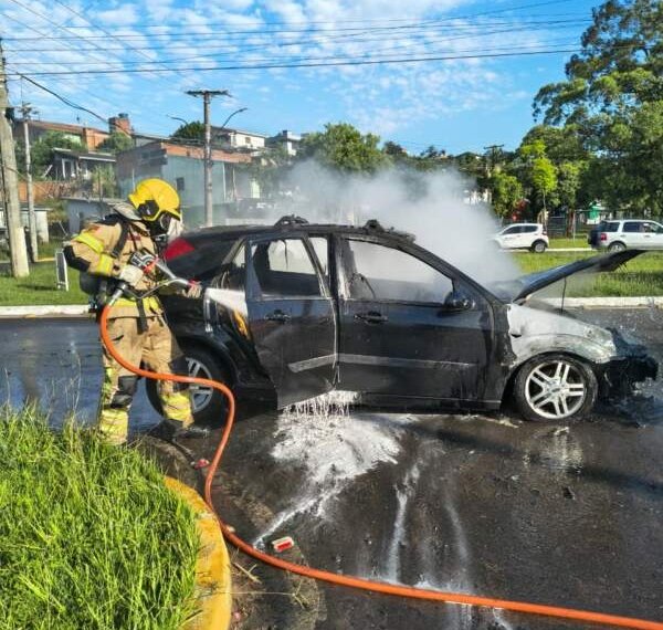 Carro pega fogo na Avenida dos Municípios 1 Carro pega fogo na Avenida dos Municípios