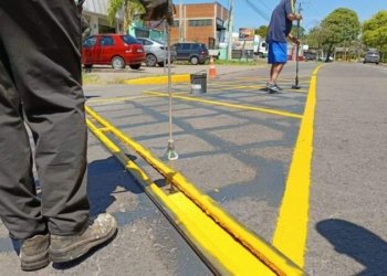 Ruas e avenidas recebem reforço na sinalização para ampliar a segurança e organização do trânsito