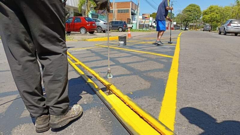 Ruas e avenidas recebem reforço na sinalização para ampliar a segurança e organização do trânsito