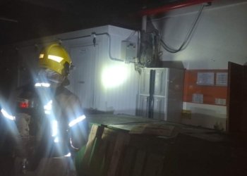 Incêndio atinge parte elétrica de supermercado durante a madrugada