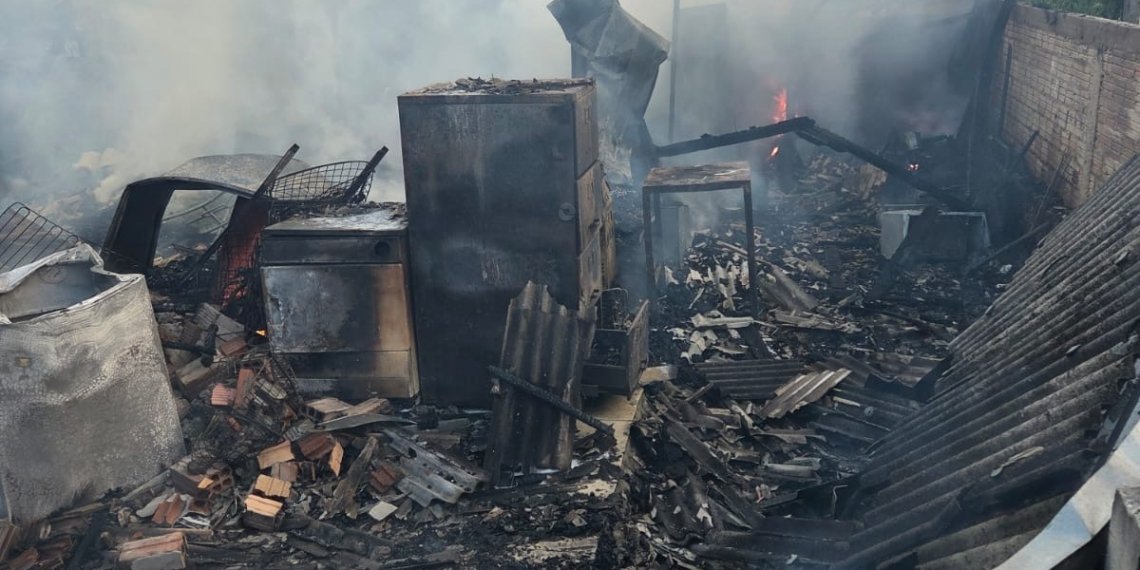 Incêndio destrói casa no Jardim do Sol e família pede ajuda