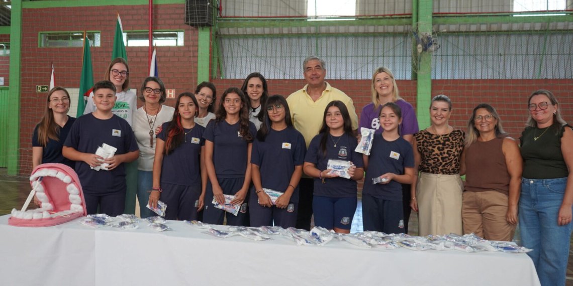 Alunos da rede municipal recebem kits de higiene bucal