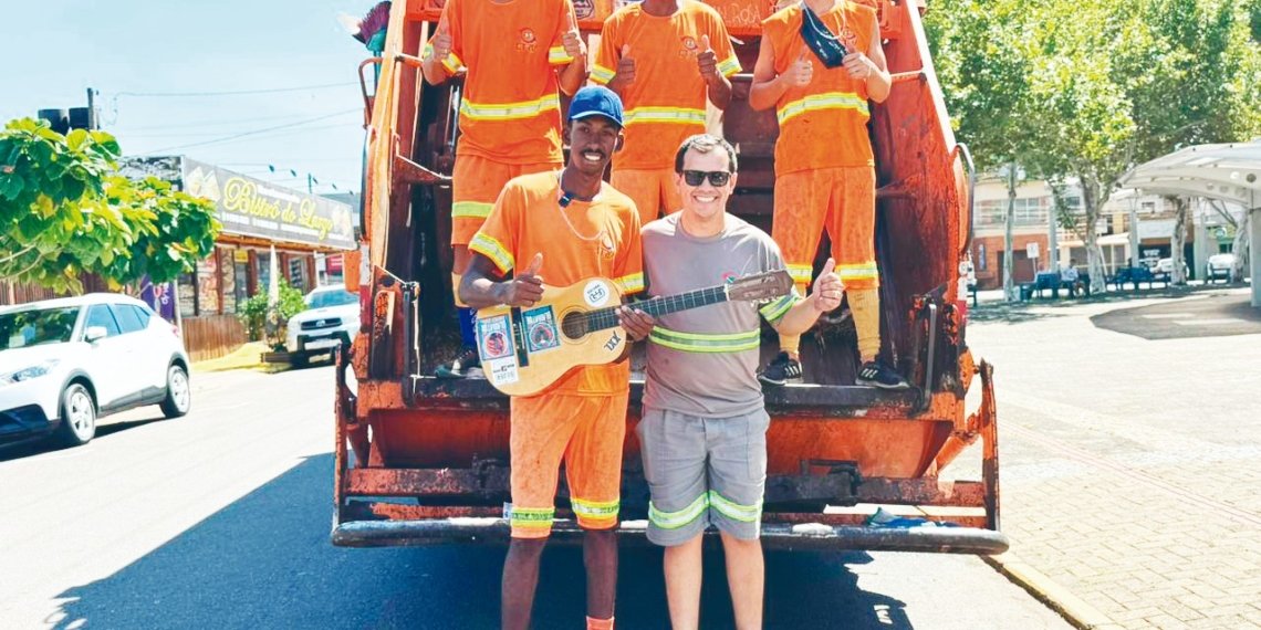Gari artista da coleta de lixo viraliza nas redes sociais em momento de descontração no trabalho pelas ruas de Campo Bom
