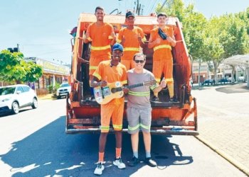 Gari artista da coleta de lixo viraliza nas redes sociais em momento de descontração no trabalho pelas ruas de Campo Bom
