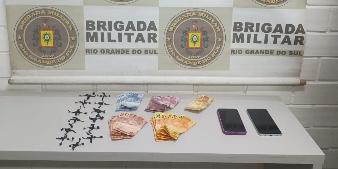 Dupla é presa por tráfico de drogas durante patrulhamento no bairro Rio Branco
