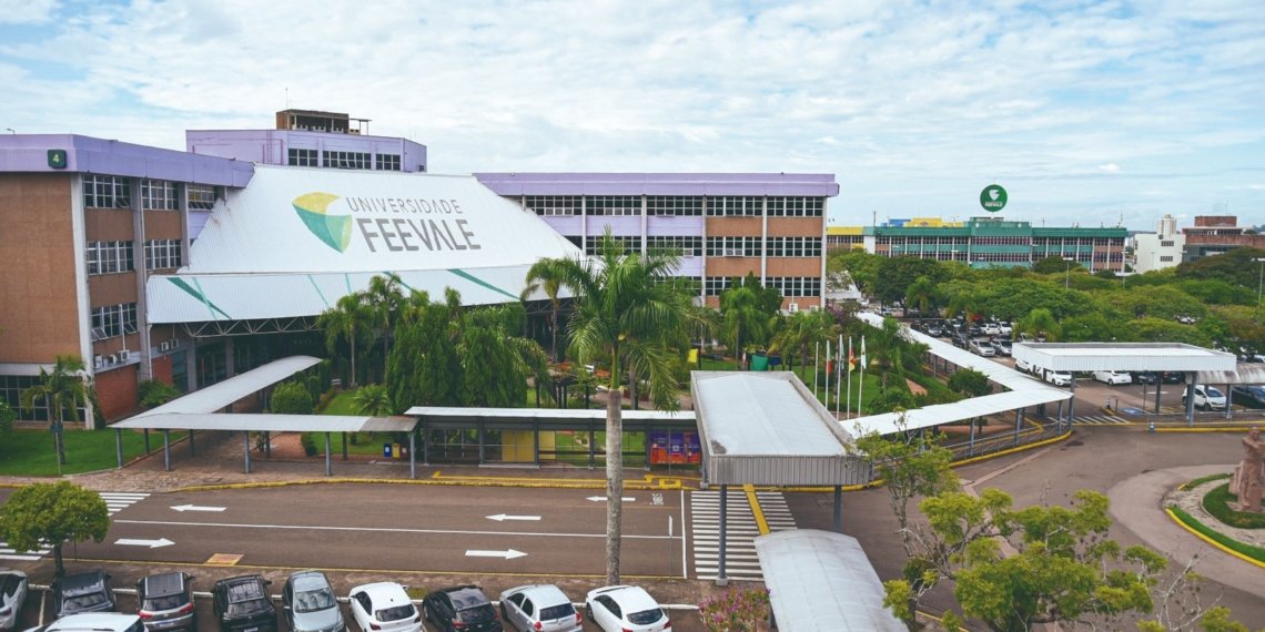 Universidade Feevale firma convênio com a Amvag para ampliar acesso à pós-graduação a funcionários municipais